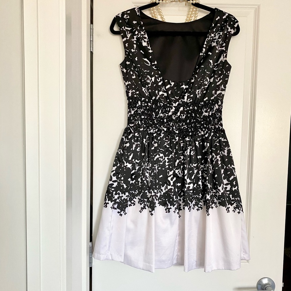 Jessica Simpson Black/White Sleeveless Dress Size 2